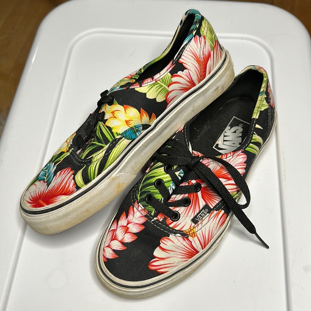 Women’s US 7.0 Hawaiian Vans